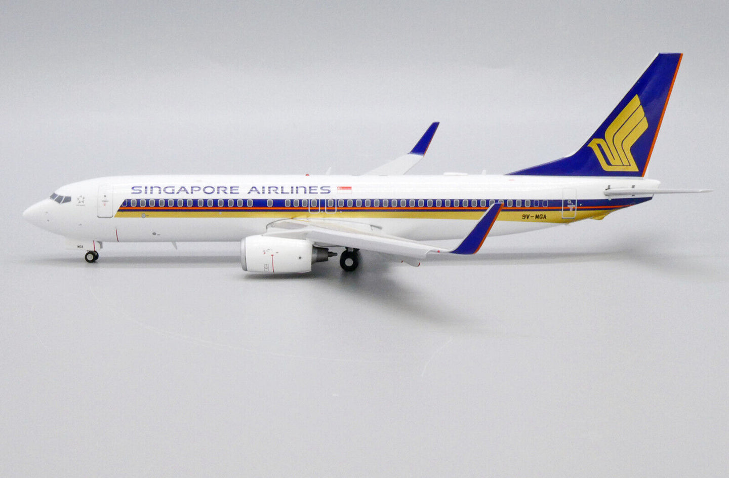 JC WINGS B737-800 SINGAPORE AIRLINES (FLAPS DOWNS) REG: 9V-MGA