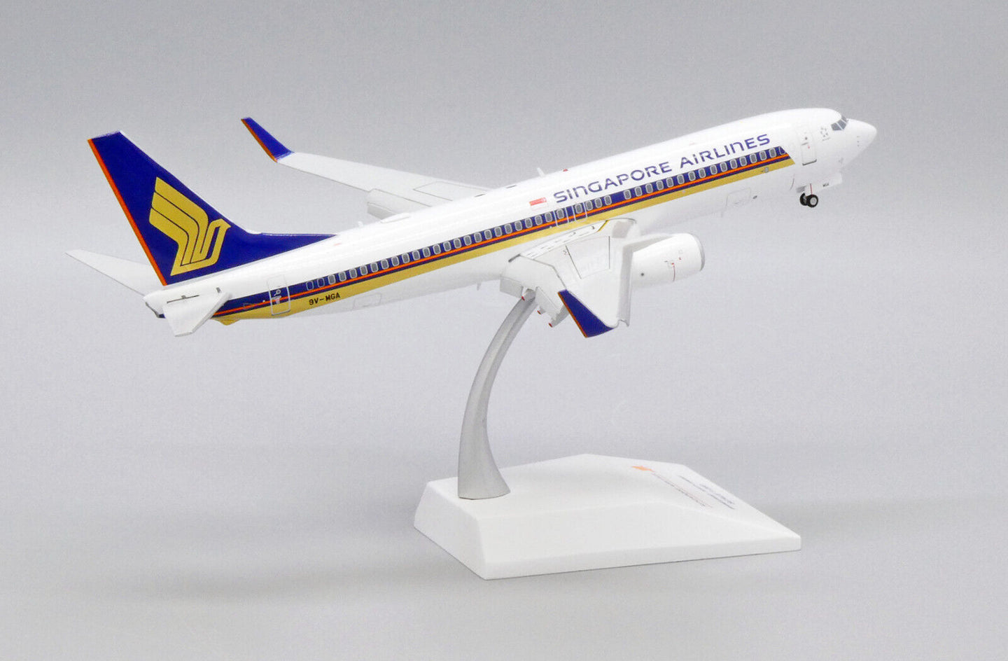 JC WINGS B737-800 SINGAPORE AIRLINES (FLAPS DOWNS) REG: 9V-MGA