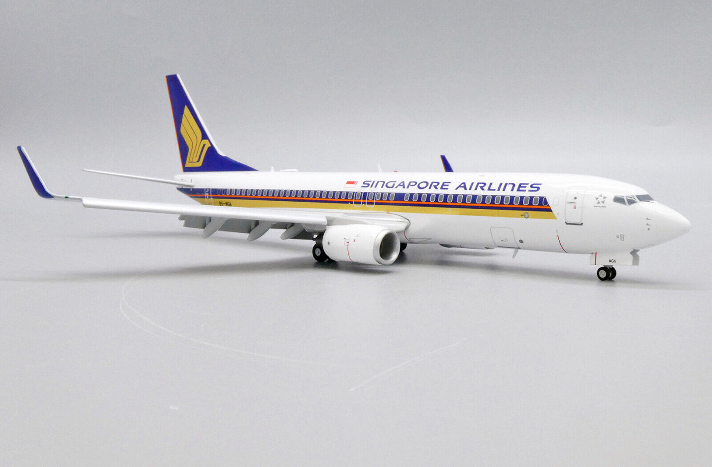 JC WINGS B737-800 SINGAPORE AIRLINES (FLAPS DOWNS) REG: 9V-MGA
