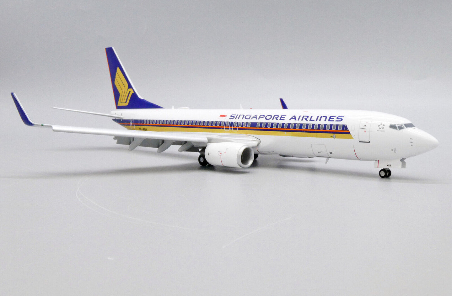JC WINGS B737-800 SINGAPORE AIRLINES (FLAPS DOWNS) REG: 9V-MGA