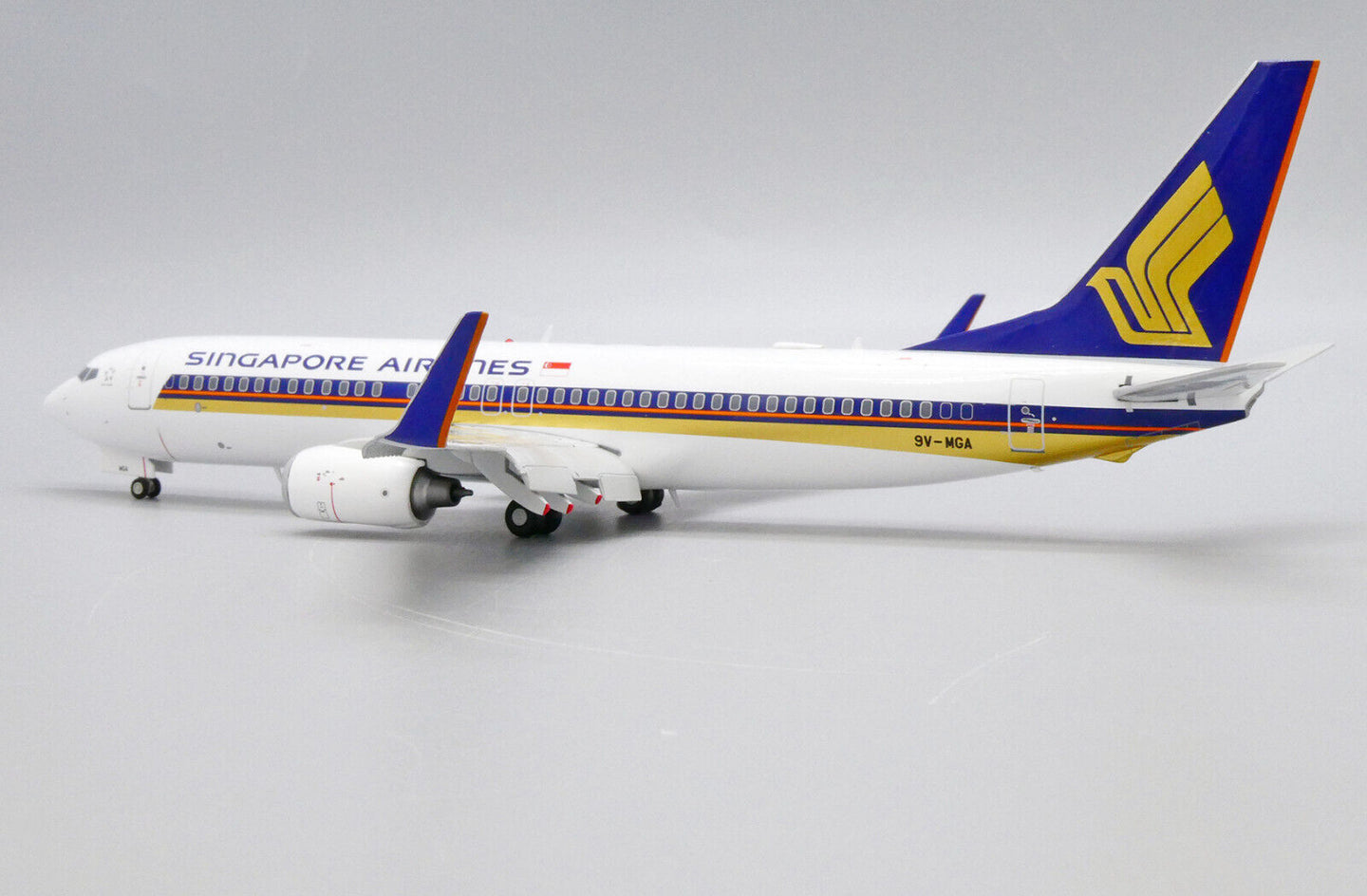 JC WINGS B737-800 SINGAPORE AIRLINES (FLAPS DOWNS) REG: 9V-MGA
