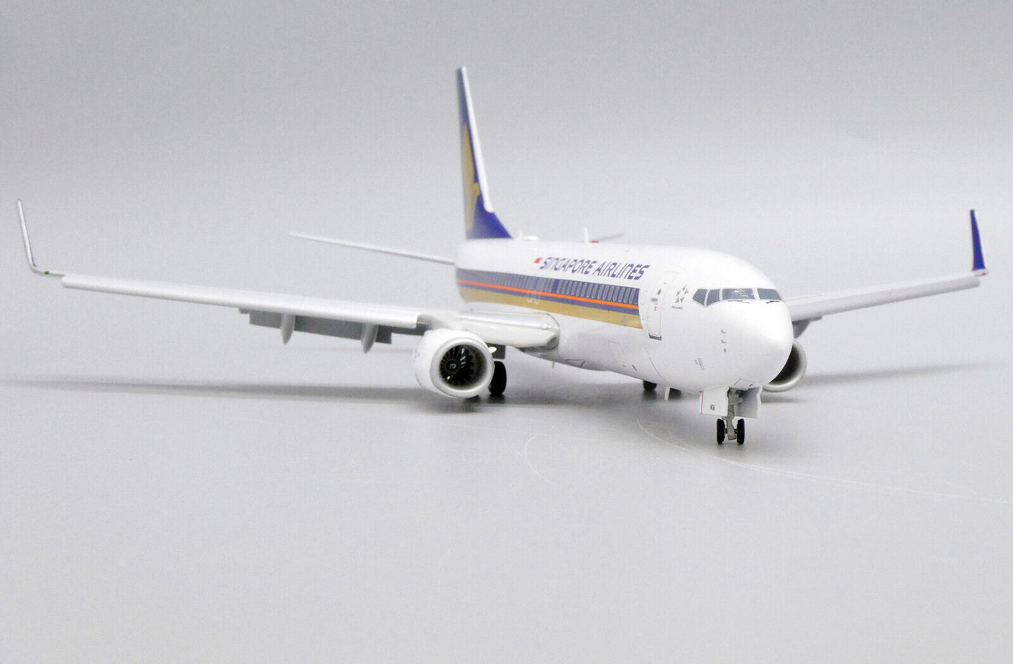 JC WINGS B737-800 SINGAPORE AIRLINES (FLAPS DOWNS) REG: 9V-MGA