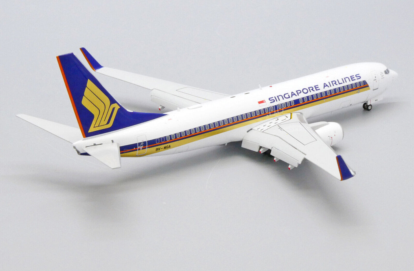 JC WINGS B737-800 SINGAPORE AIRLINES (FLAPS DOWNS) REG: 9V-MGA