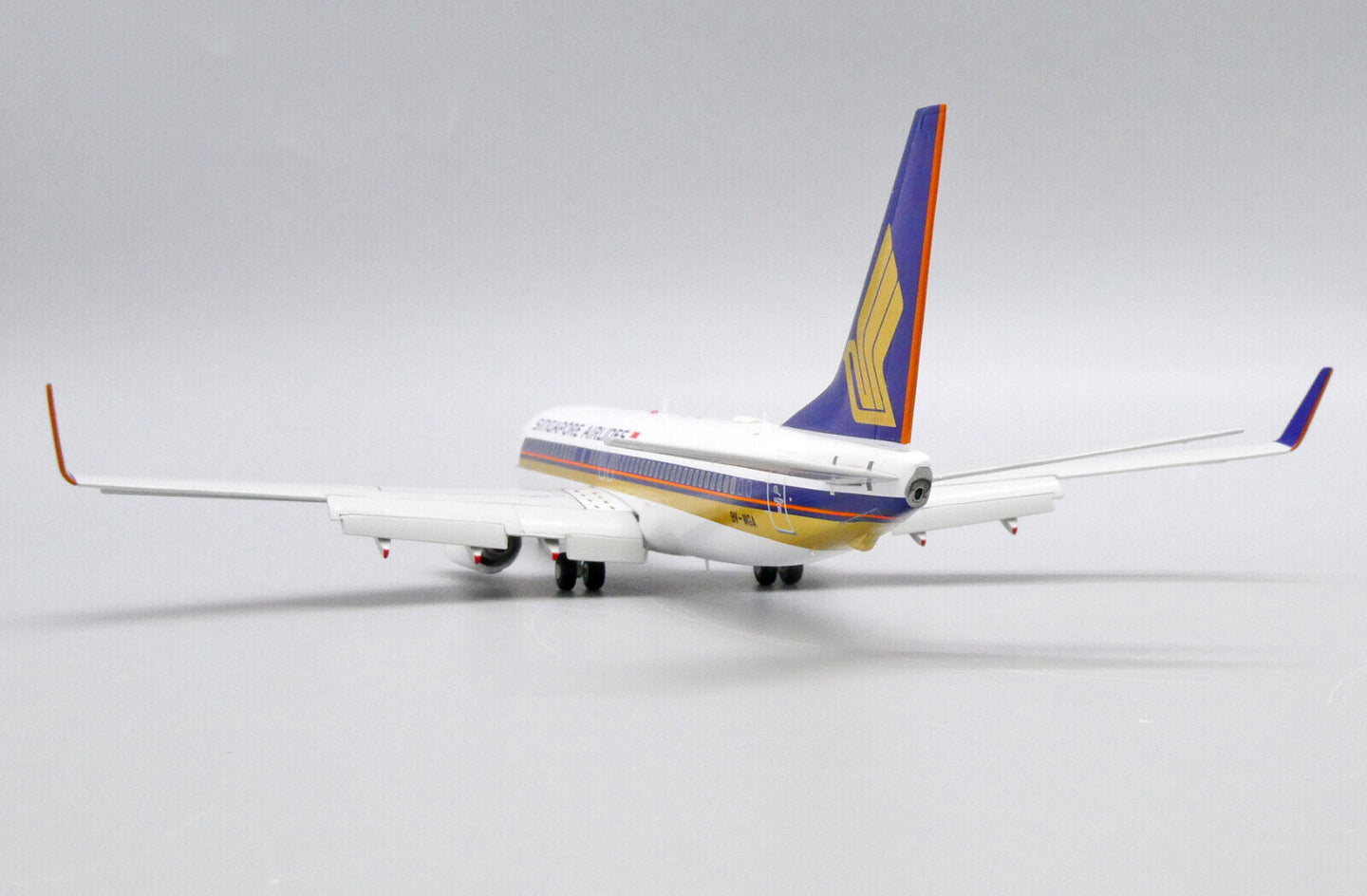 JC WINGS B737-800 SINGAPORE AIRLINES (FLAPS DOWNS) REG: 9V-MGA