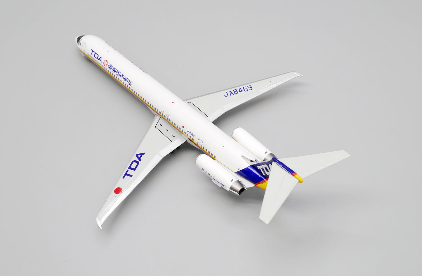 JCWINGS MD-81 TOA DOMESTIC AIRLINES REG: JA8469
