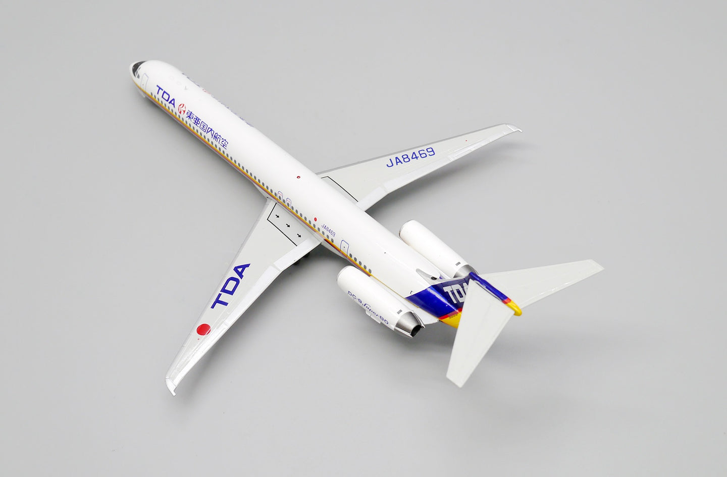 JCWINGS MD-81 TOA DOMESTIC AIRLINES REG: JA8469