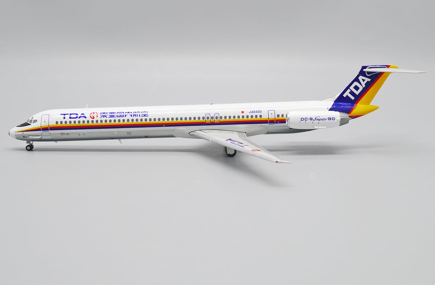 JCWINGS MD-81 TOA DOMESTIC AIRLINES REG: JA8469