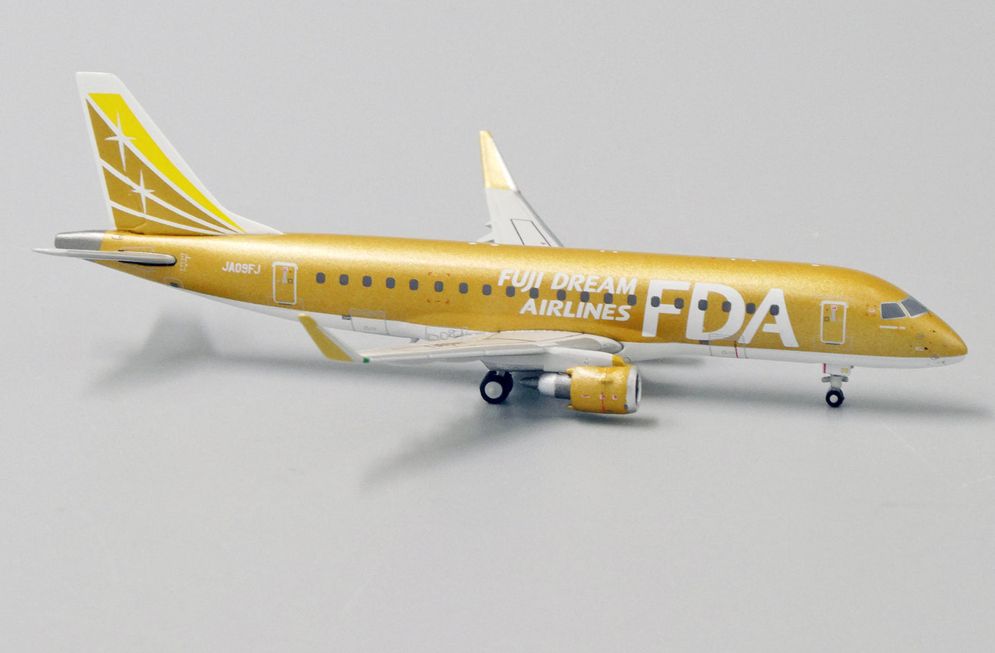 JC WINGS ERJ-175STD FUJI DREAM AIRLINES "GOLD" REG: JA09FJ
