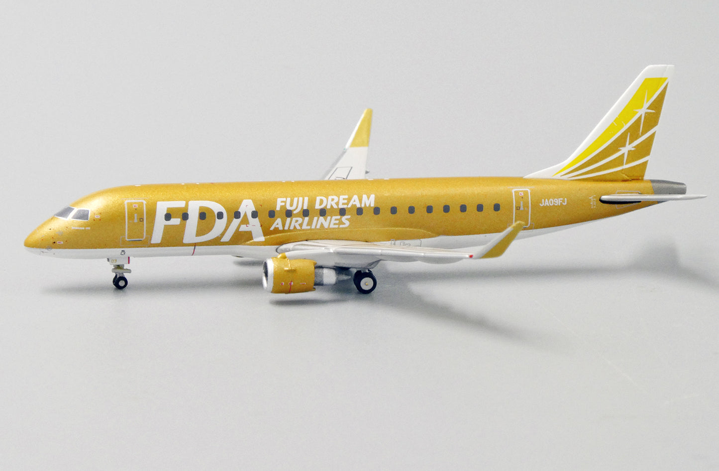 JC WINGS ERJ-175STD FUJI DREAM AIRLINES "GOLD" REG: JA09FJ
