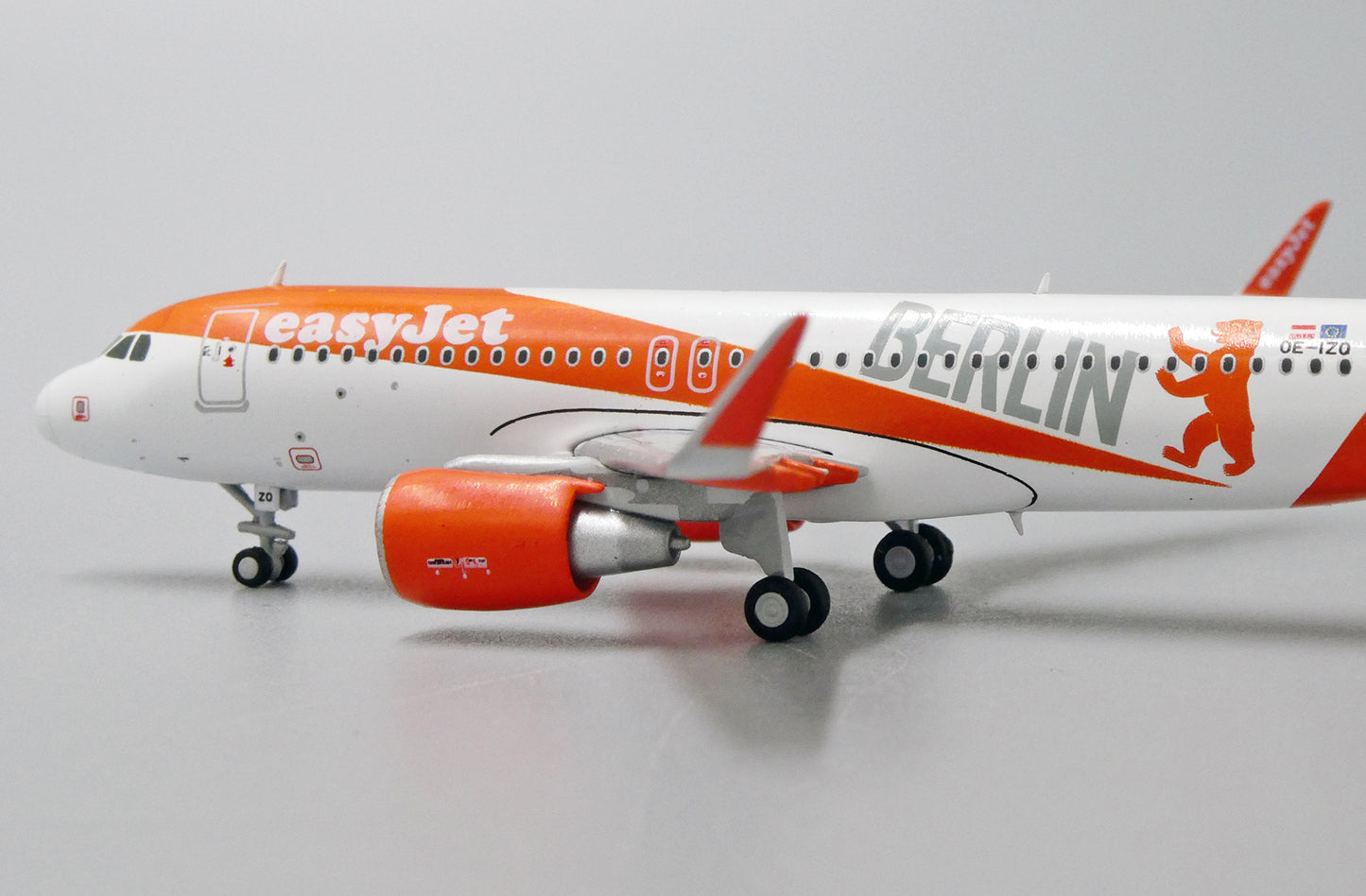 JC WINGS A320 EASYJET EUROPE "BERLIN" REG: OE-IZQ