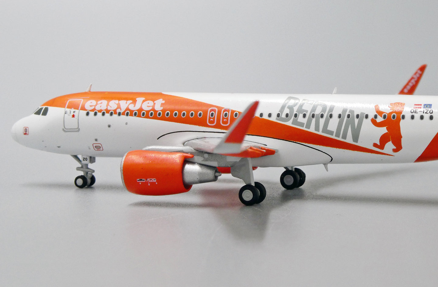 JC WINGS A320 EASYJET EUROPE "BERLIN" REG: OE-IZQ