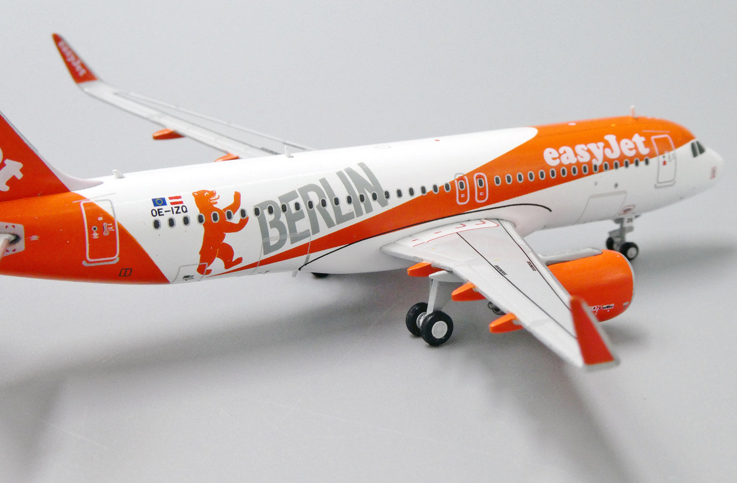 JC WINGS A320 EASYJET EUROPE "BERLIN" REG: OE-IZQ
