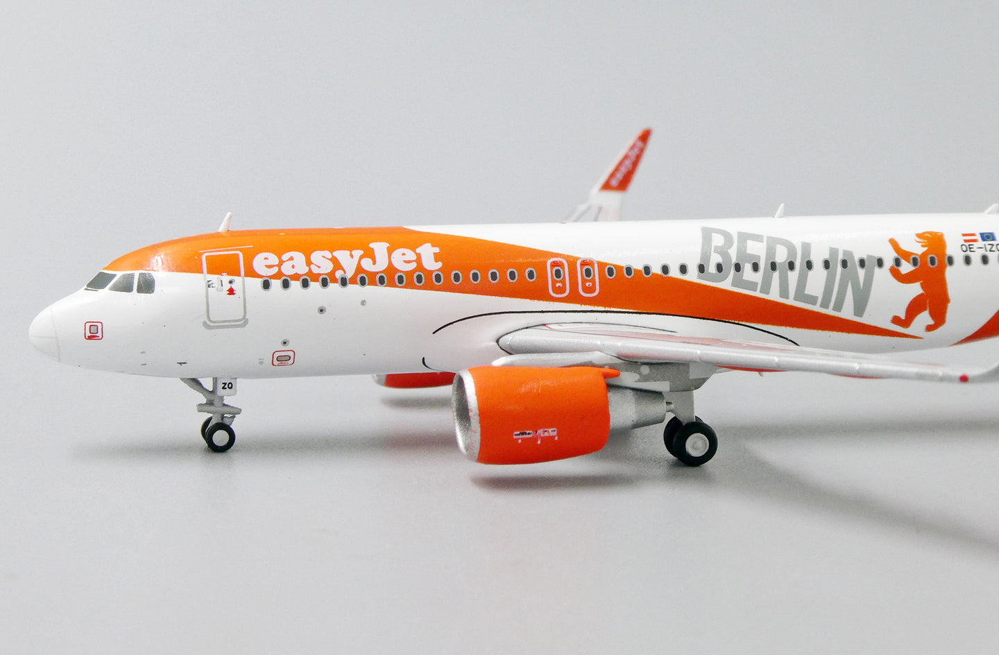 JC WINGS A320 EASYJET EUROPE "BERLIN" REG: OE-IZQ