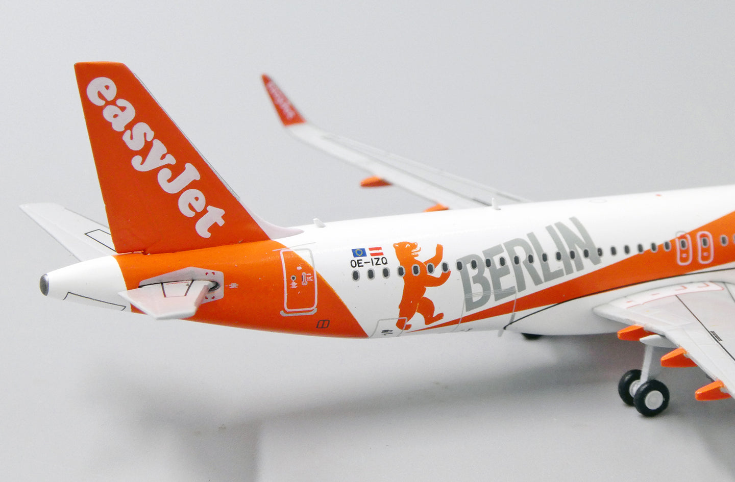 JC WINGS A320 EASYJET EUROPE "BERLIN" REG: OE-IZQ