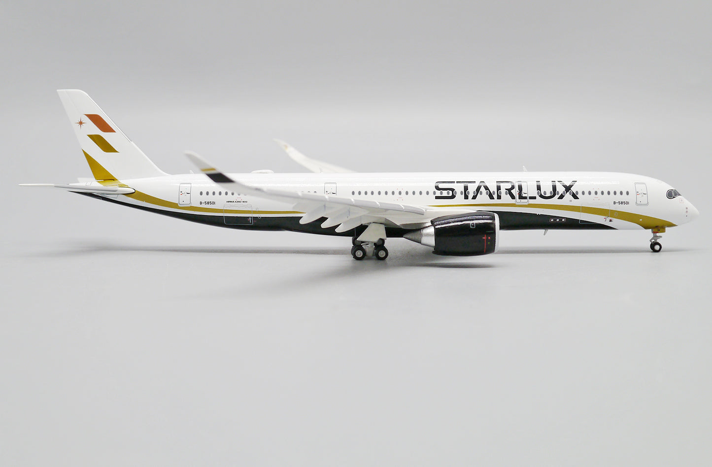 JC WINGS A350 STARLUX (FLAPS DOWN) REG: B-58501