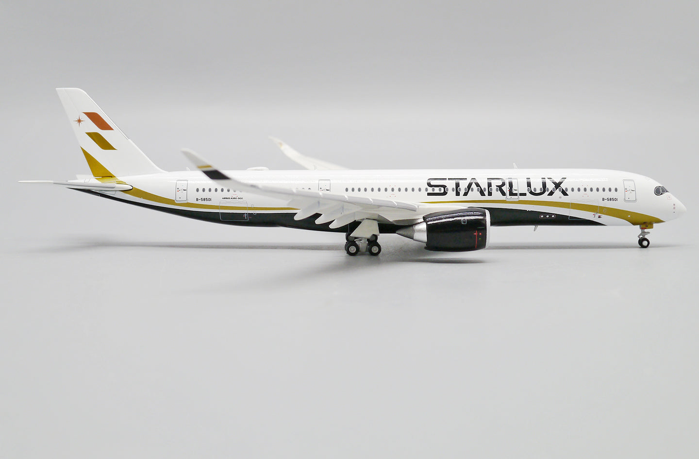 JC WINGS A350 STARLUX (FLAPS DOWN) REG: B-58501