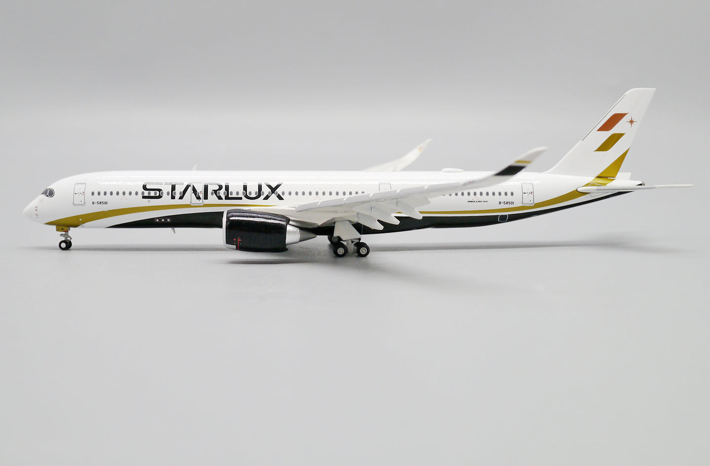 JC WINGS A350 STARLUX (FLAPS DOWN) REG: B-58501