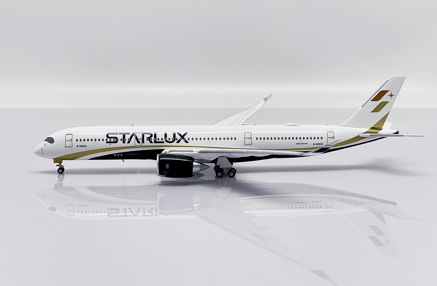 JC WINGS A350-900XWB STARLUX AIRLINES REG: B-58502