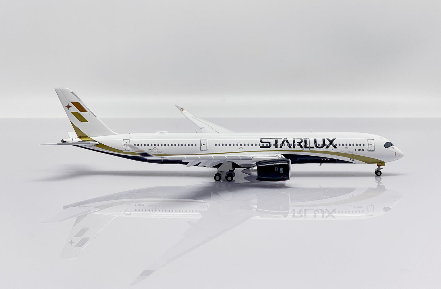 JC WINGS A350-900XWB STARLUX AIRLINES (FLAPS DOWN) REG: B-58502