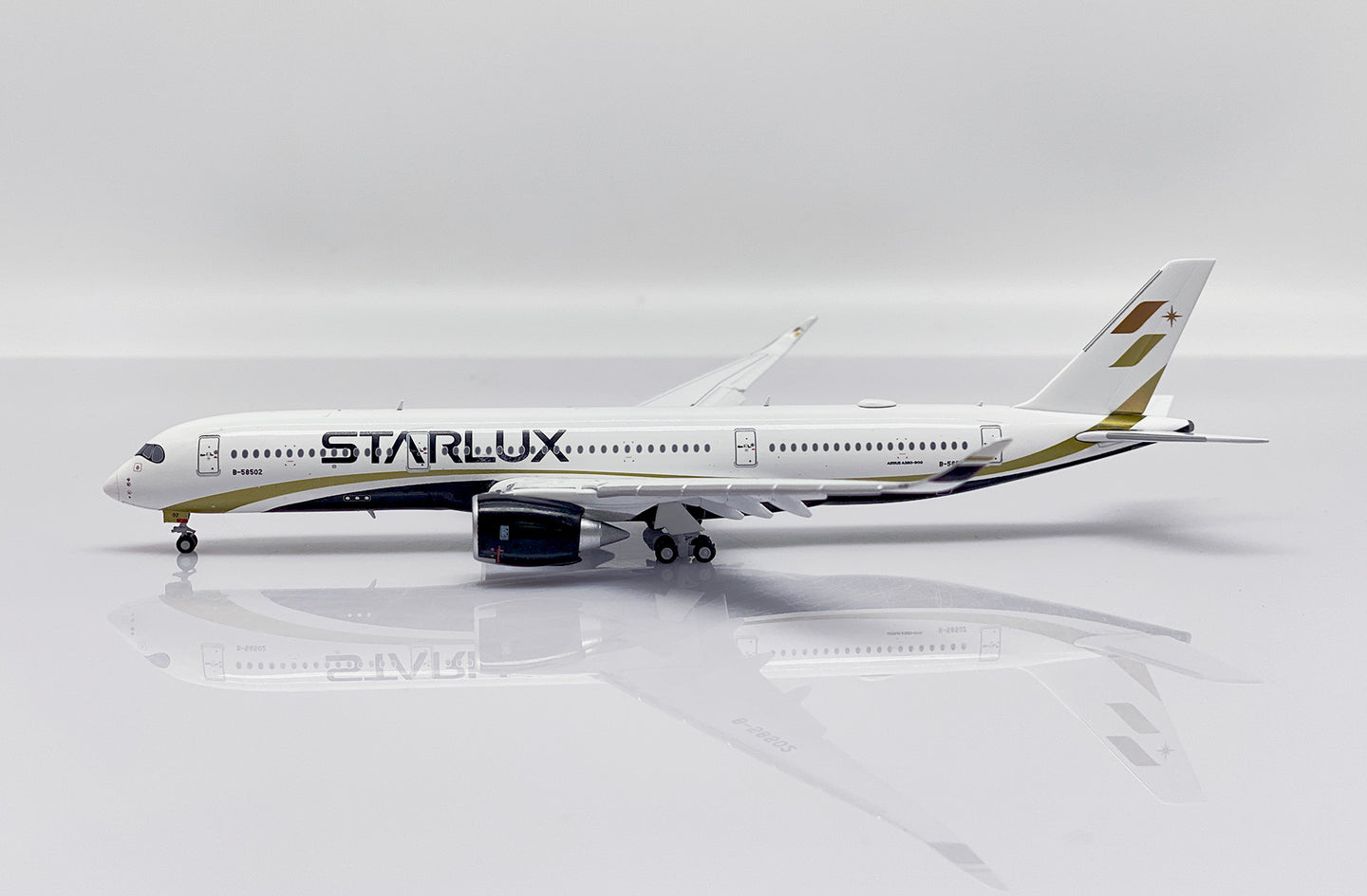 JC WINGS A350-900XWB STARLUX AIRLINES (FLAPS DOWN) REG: B-58502