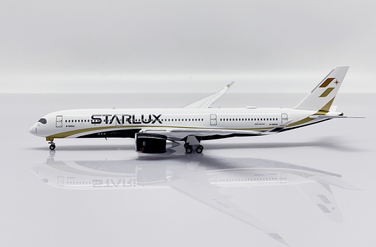 JC WINGS A350-900XWB STARLUX AIRLINES REG: B-58502