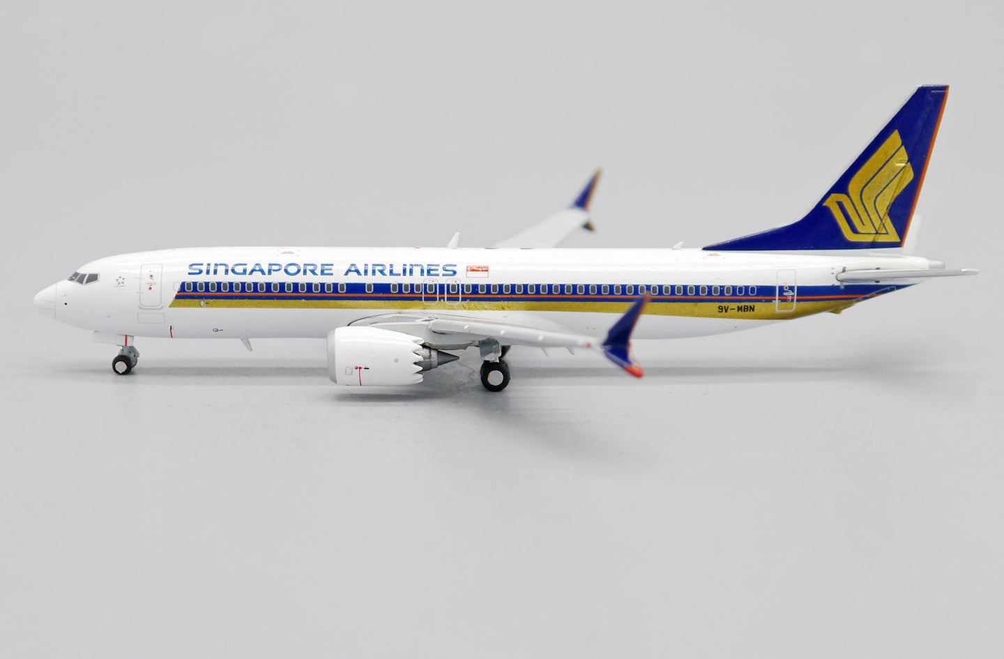 JC WINGS B737-8 MAX SINGAPORE AIRLINES REG: 9V-MBN