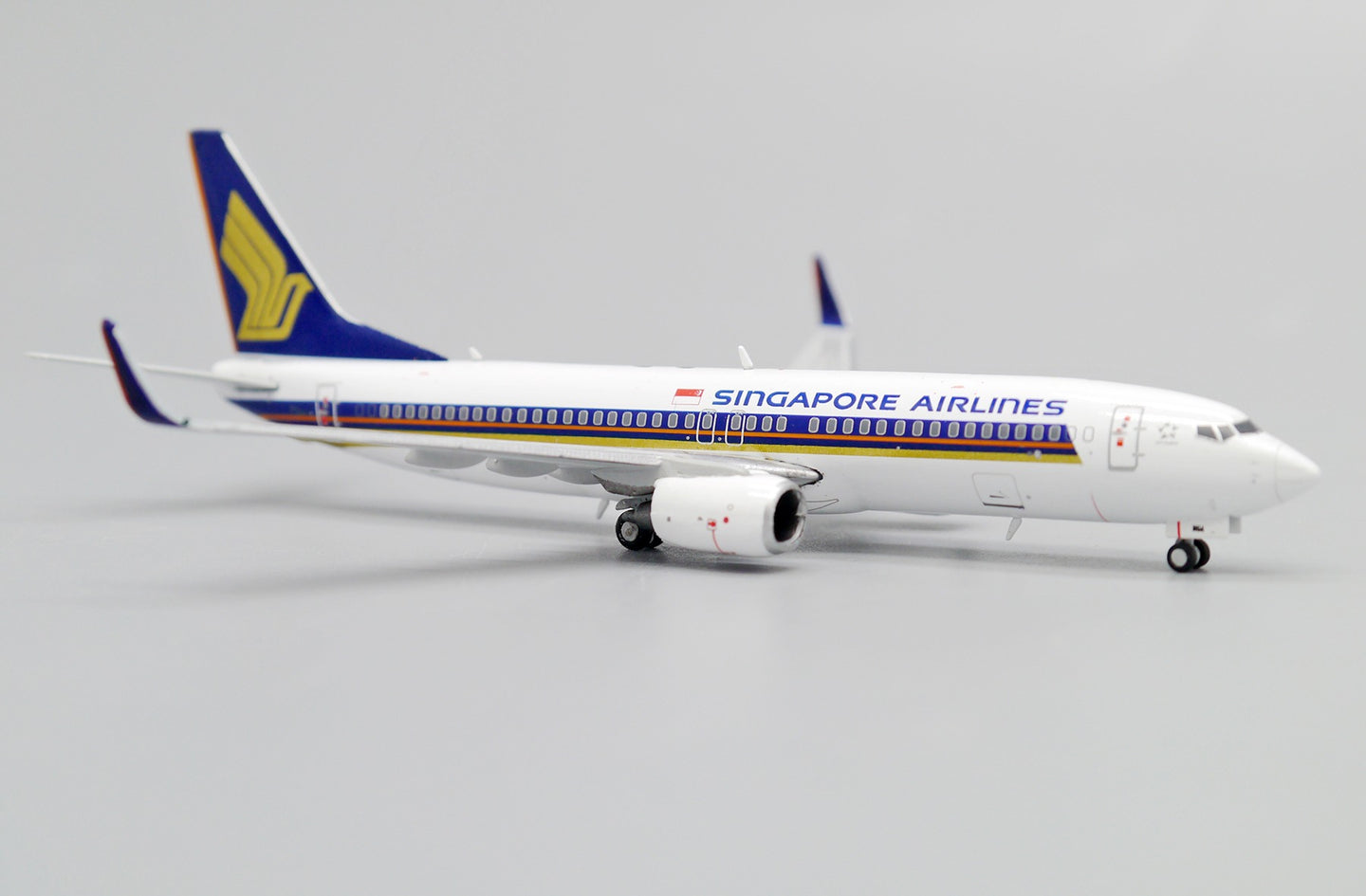 JC WINGS  B737-800 SINGAPORE AIRLINES REG: 9V-MGA