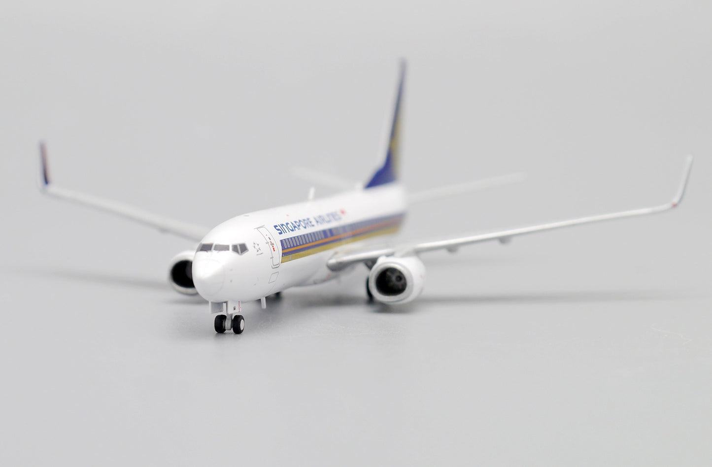 JC WINGS  B737-800 SINGAPORE AIRLINES REG: 9V-MGA