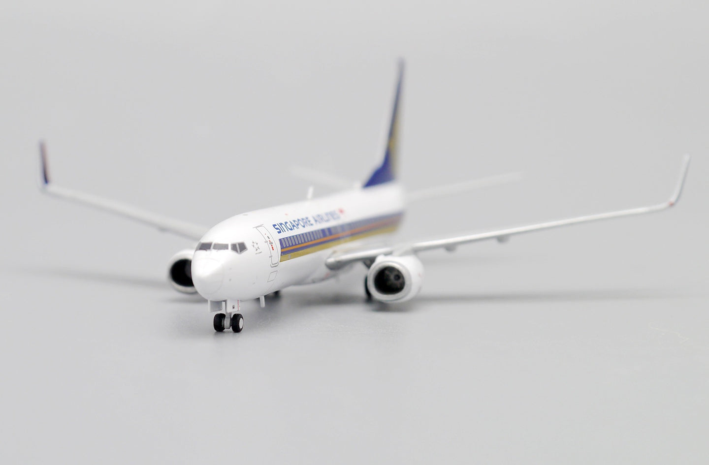 JC WINGS  B737-800 SINGAPORE AIRLINES REG: 9V-MGA