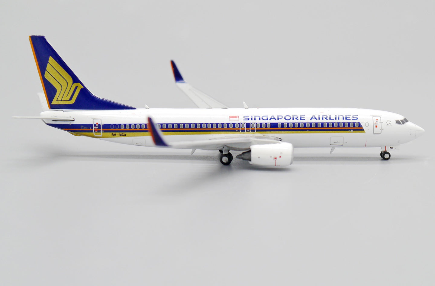 JC WINGS  B737-800 SINGAPORE AIRLINES REG: 9V-MGA