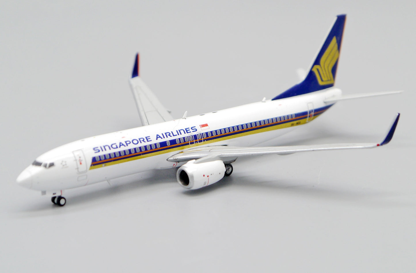 JC WINGS  B737-800 SINGAPORE AIRLINES REG: 9V-MGA
