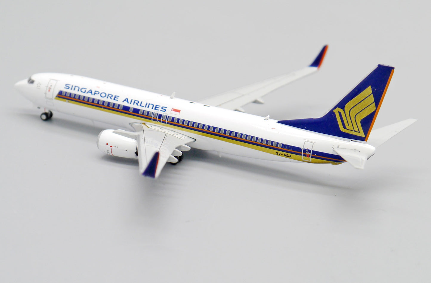 JC WINGS  B737-800 SINGAPORE AIRLINES REG: 9V-MGA