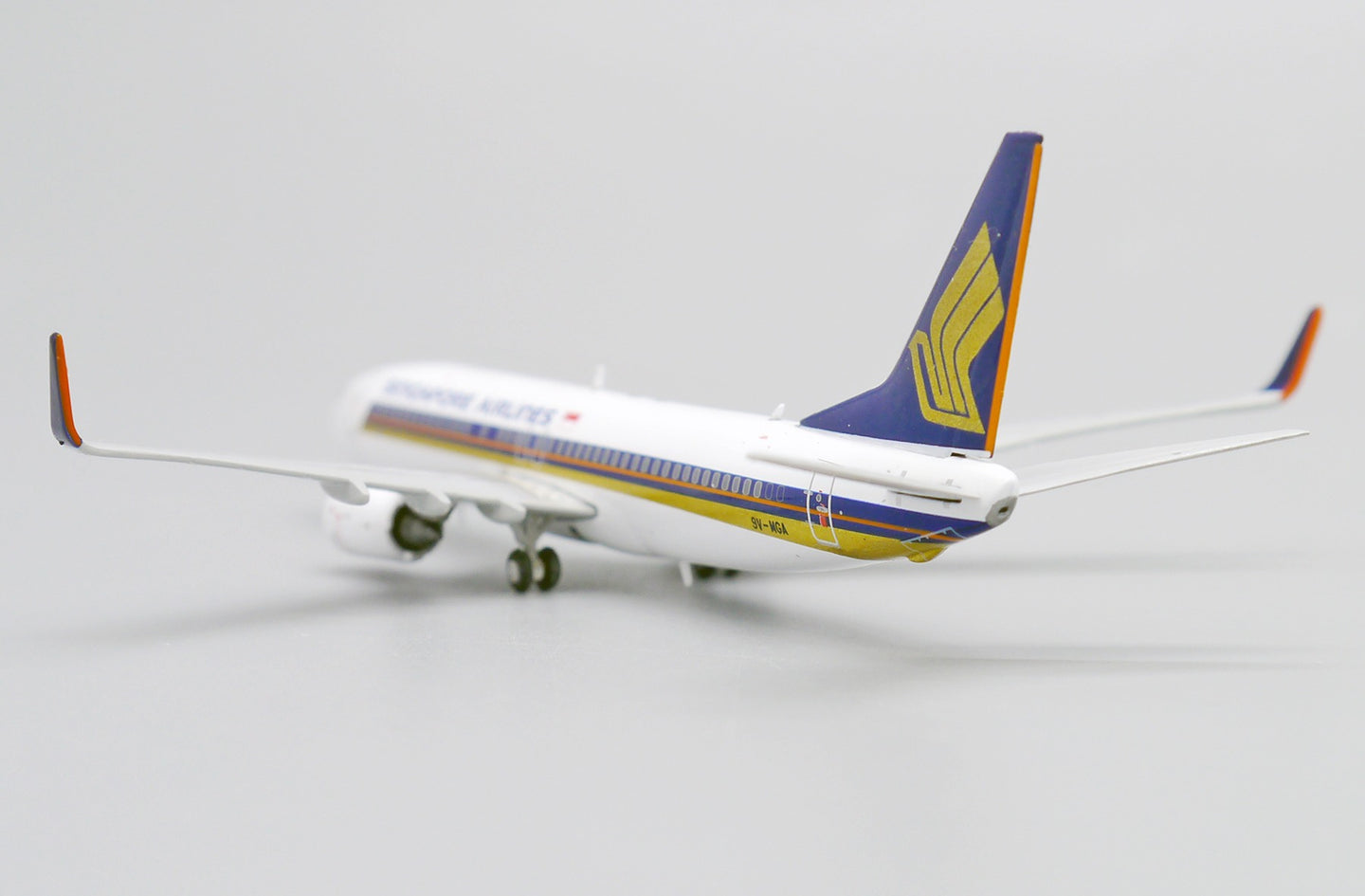 JC WINGS  B737-800 SINGAPORE AIRLINES REG: 9V-MGA