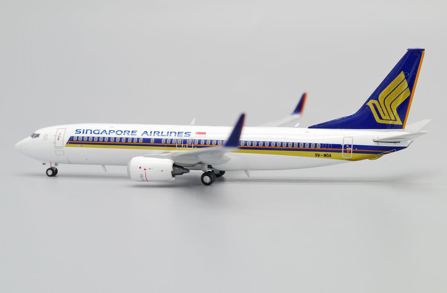 JC WINGS  B737-800 SINGAPORE AIRLINES REG: 9V-MGA