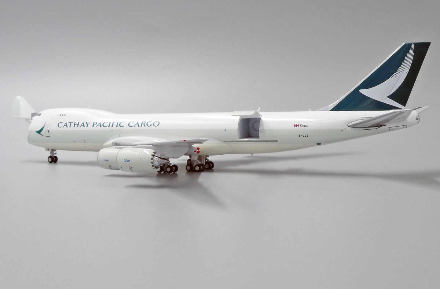 JC WINGS B747-8F CATHAY PACIFIC CARGO (INTERACTIVE SERIES) REG: B-LJB