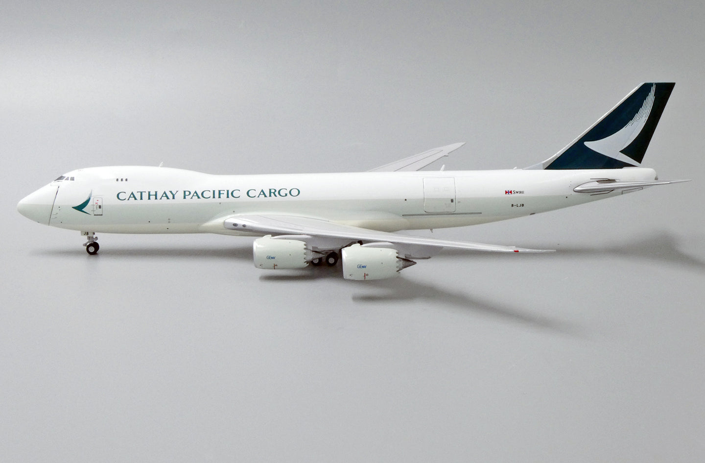 JC WINGS B747-8F CATHAY PACIFIC CARGO (INTERACTIVE SERIES) REG: B-LJB