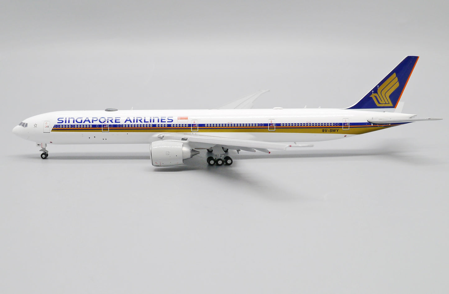 JC WINGS B777-300ER SINGAPORE AIRLINES (FLAP DOWN) REG: 9V-SWY