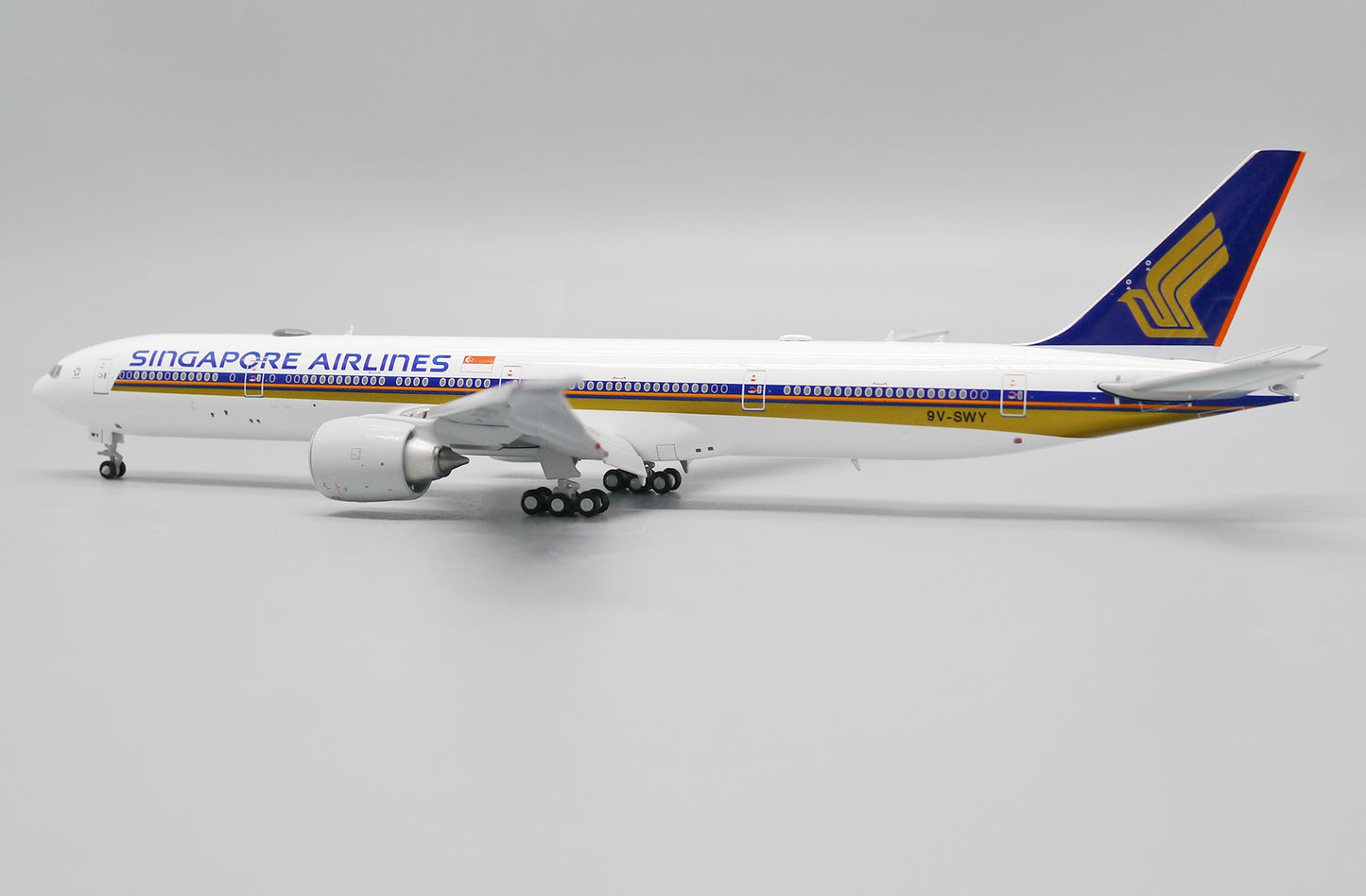 JC WINGS B777-300ER SINGAPORE AIRLINES (FLAP DOWN) REG: 9V-SWY