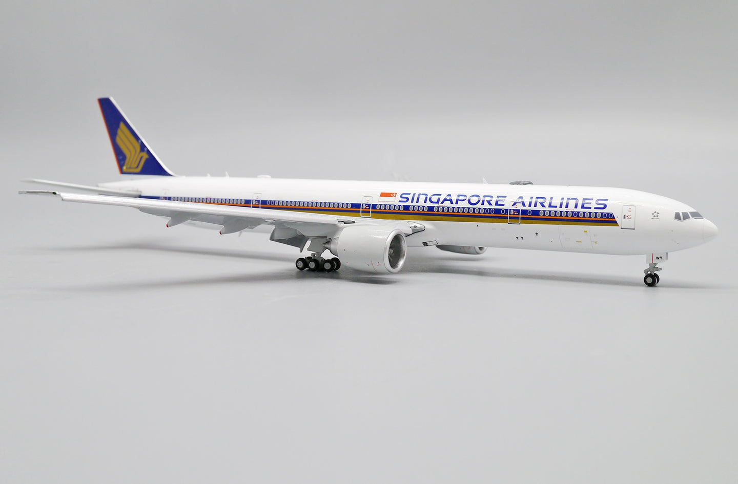 JC WINGS B777-300ER SINGAPORE AIRLINES (FLAP DOWN) REG: 9V-SWY