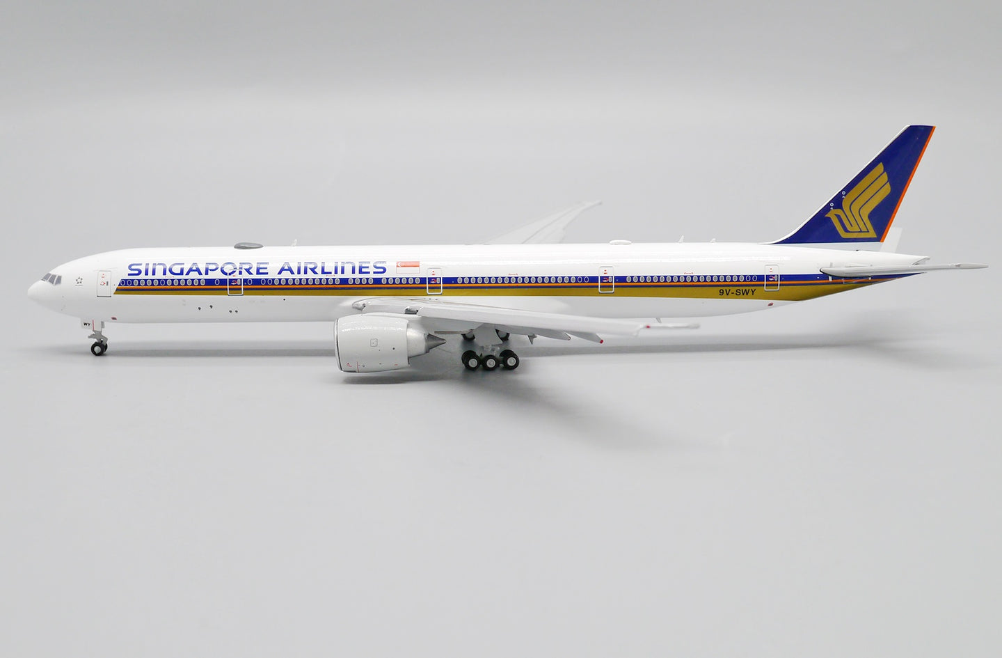 JC WINGS B777-300ER SINGAPORE AIRLINES (FLAP DOWN) REG: 9V-SWY