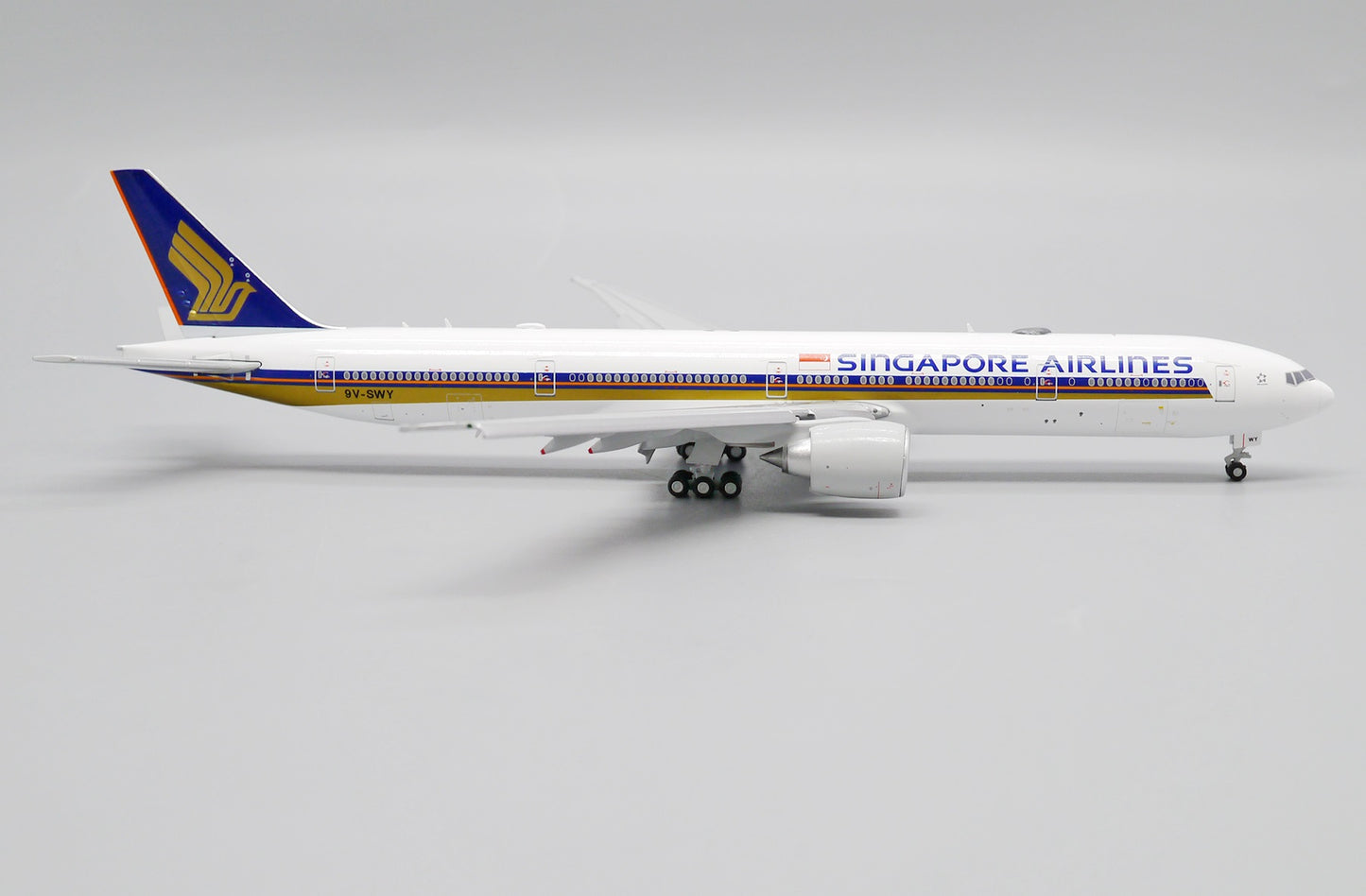 JC WINGS B777-300ER SINGAPORE AIRLINES (FLAP DOWN) REG: 9V-SWY