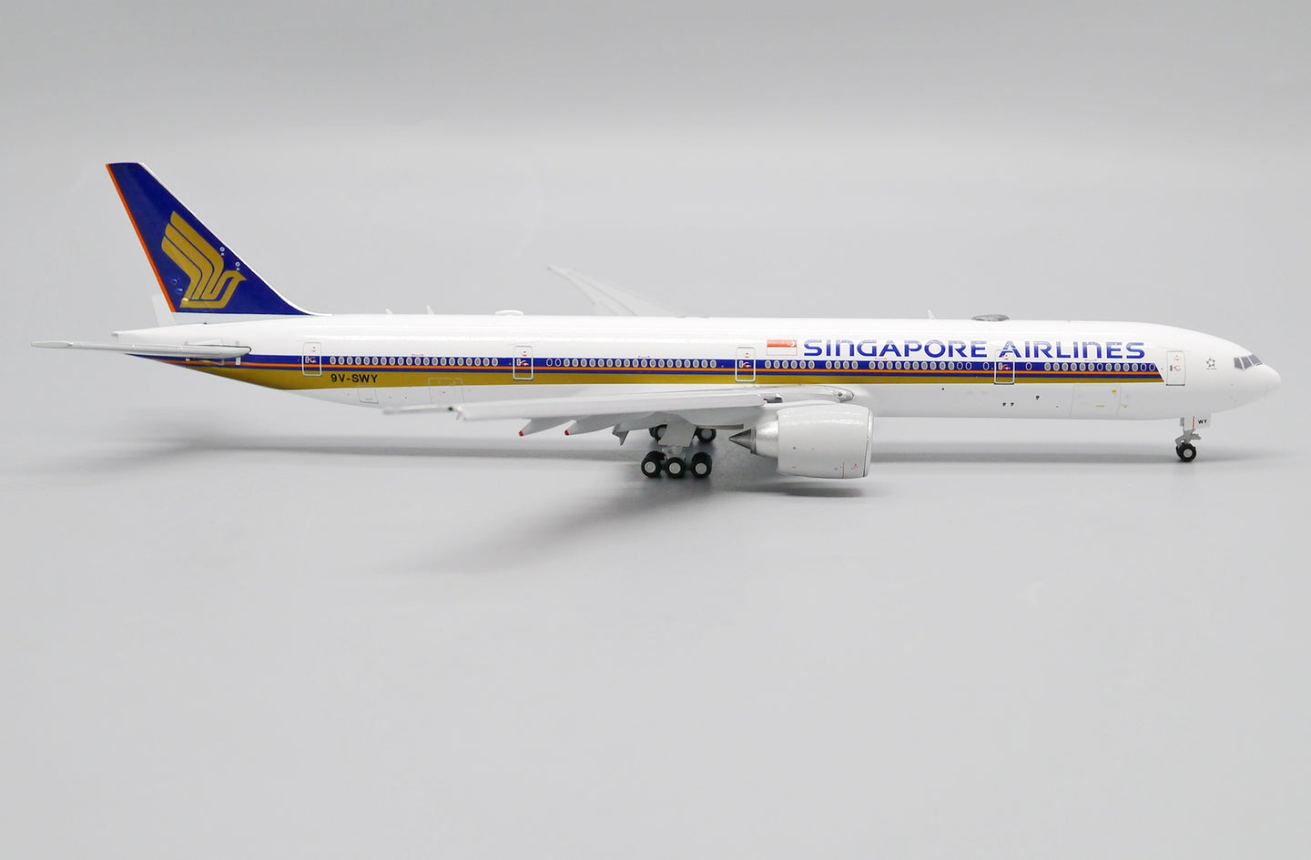 JC WINGS B777-300ER SINGAPORE AIRLINES (FLAP DOWN) REG: 9V-SWY