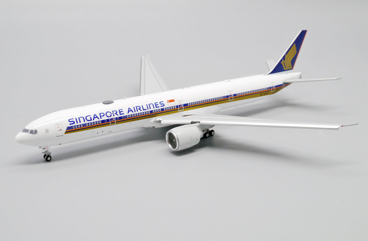 JC WINGS B777-300ER SINGAPORE AIRLINES (FLAP DOWN) REG: 9V-SWY