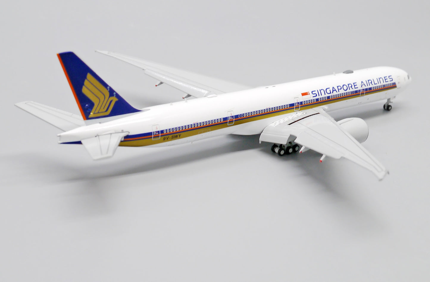 JC WINGS B777-300ER SINGAPORE AIRLINES (FLAP DOWN) REG: 9V-SWY