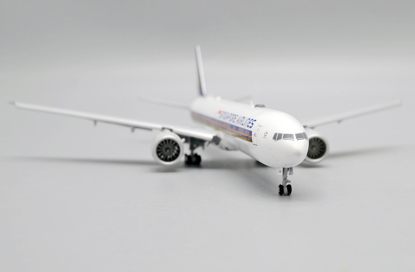 JC WINGS B777-300ER SINGAPORE AIRLINES (FLAP DOWN) REG: 9V-SWY