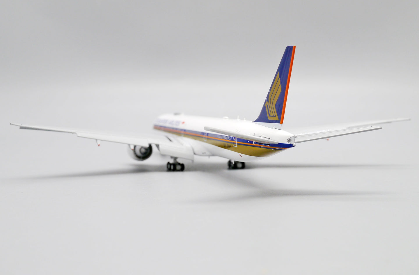 JC WINGS B777-300ER SINGAPORE AIRLINES (FLAP DOWN) REG: 9V-SWY