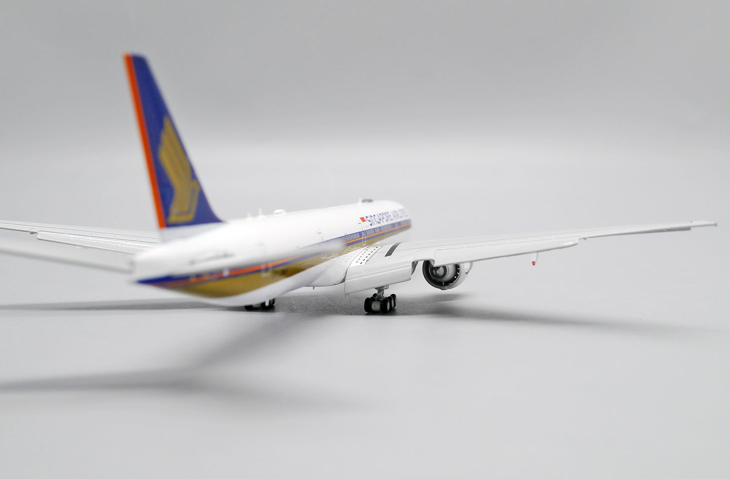 JC WINGS B777-300ER SINGAPORE AIRLINES (FLAP DOWN) REG: 9V-SWY