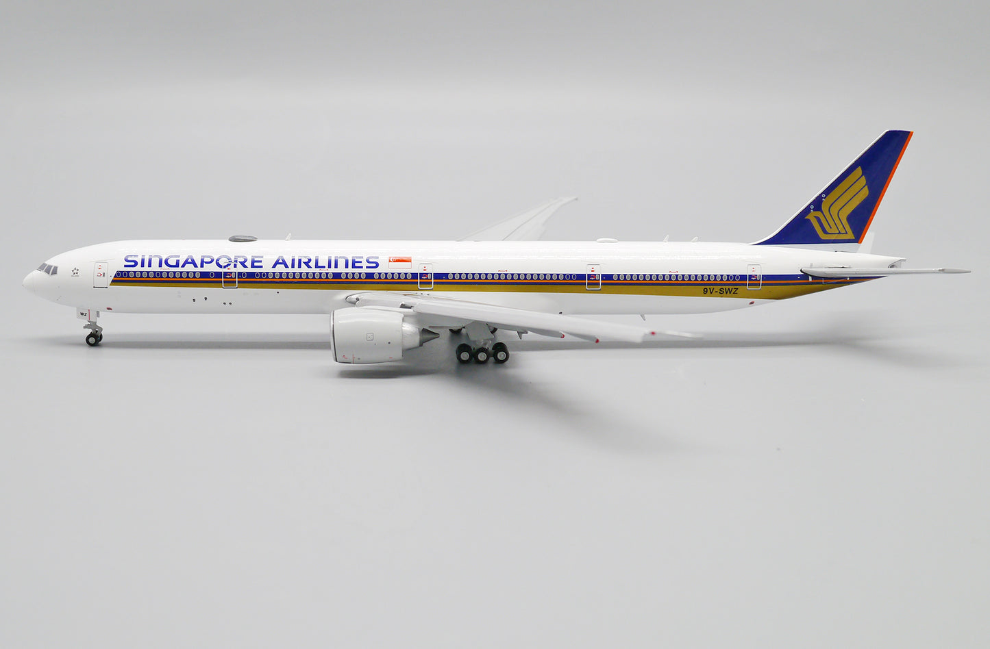 JC WINGS B777-300ER SINGAPORE AIRLINES (FLAPS DOWN) REG: 9V-SWZ