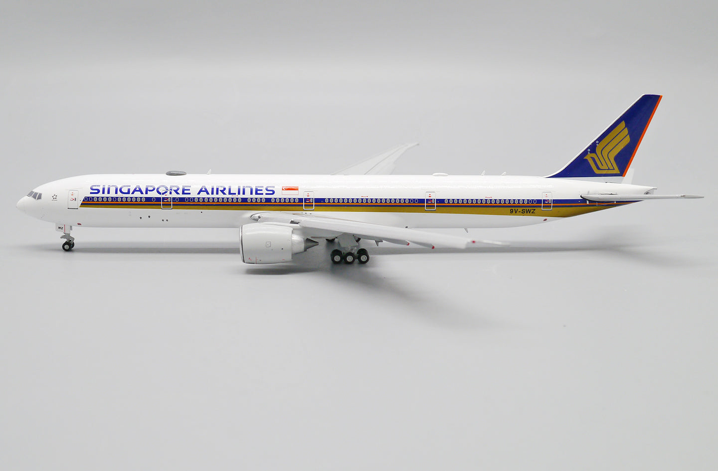 JC WINGS B777-300ER SINGAPORE AIRLINES (FLAPS DOWN) REG: 9V-SWZ
