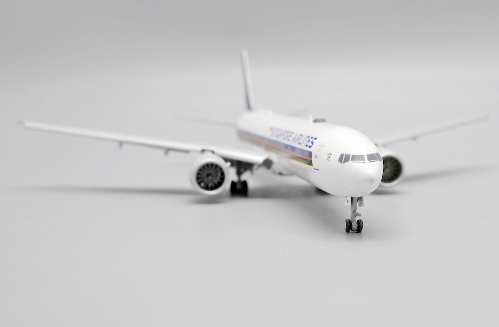 JC WINGS B777-300ER SINGAPORE AIRLINES REG: 9V-SWZ